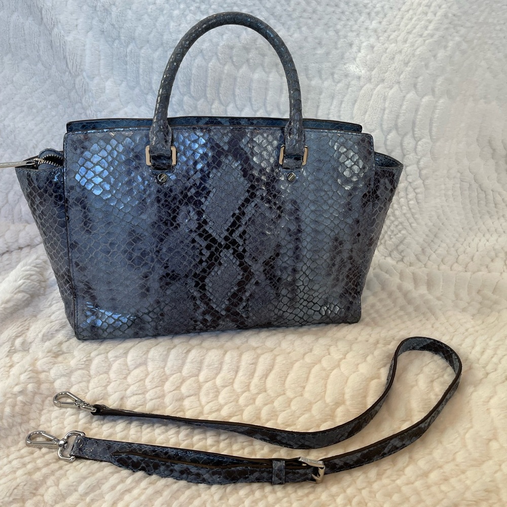 Michael Kors Riley Python Satchel
Snakeskin Embossed Leather Blue/Gray Strap - Picture 2 of 13